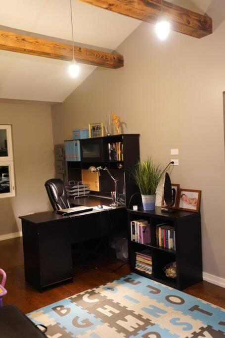 Nice And Cozy. Sleeps 5. Apartment Чикаго Екстериор снимка