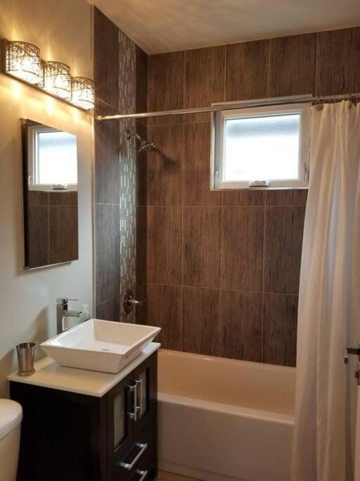 Nice And Cozy. Sleeps 5. Apartment Чикаго Екстериор снимка